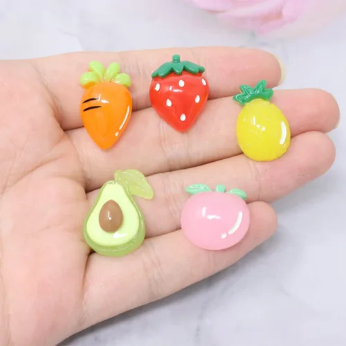 Miniatura 3 de Honbay 50 cuentas de resina de frutas con parte trasera plana, lindos cabujones de limo de piña, fresa, melocotón, zanahoria, accesorios