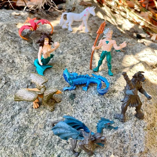 Miniatura 2 de Safari Ltd. Reino mítico TOOB - 8 mini figuras: Quimera, Grifo, Fénix, Unicornio, Dragón marino, Minotauro, Poseidón y Sirena - Figuras de juguete