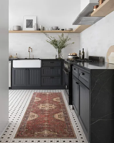 Miniatura 2 de Loloi Loren Collection LQ-07 - Alfombra de área roja/azul marino, 5 pies x 7 pies 6 pulgadas Rojo/ azul marino