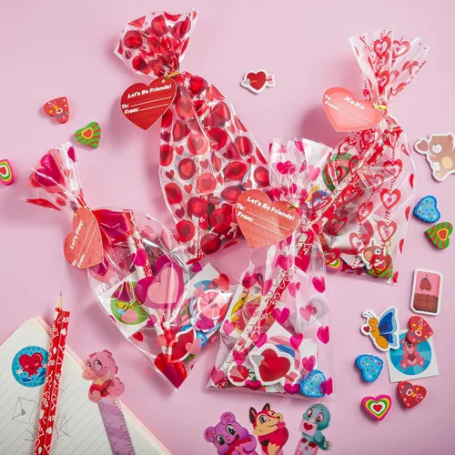 Miniatura 7 de JOYIN Paquete de 28 regalos de papelería para el día de San Valentín para niños, bolsas de golosinas con juego de recuerdos de fiesta