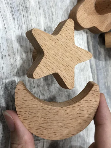 Miniatura 5 de Moons and Stars - Juego de 5 ganchos de madera para colgar sombreros, gorras, bolsas (4 estrellas + 1 luna)