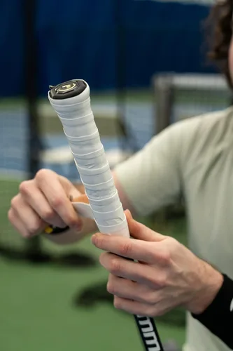 Miniatura 3 de Gamma Tennis PureTac OVERGRIP, extra pegajoso, duradero, absorbente de humedad, blanco, negro (paquete de 1, 3 o 12)
