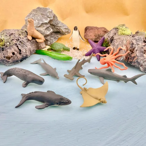 Miniatura 3 de Safari Ltd Ocean TOOB viene con 12 diferentes modelos de figuras de juguete de animales pintados a mano incluyendo león marino, rayo de águila