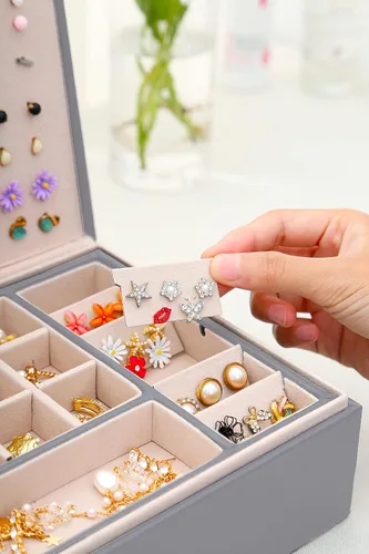 Miniatura 4 de QBestry Organizador de aretes de tuerca para mujeres y niñas caja de joyería gris para aretes collar organizador de joyas caja de aretes para mujer