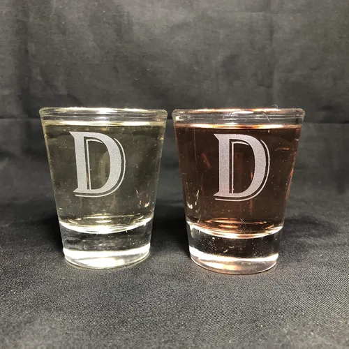 Miniatura 4 de Juego de 2 vasos de chupito con letras de monograma de 1.5 oz (B)