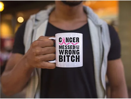 Miniatura 6 de Veracco Cáncer Messed With The Wrong B Taza de café de cerámica Regalo de concientización sobre el cáncer de mama (blanco)