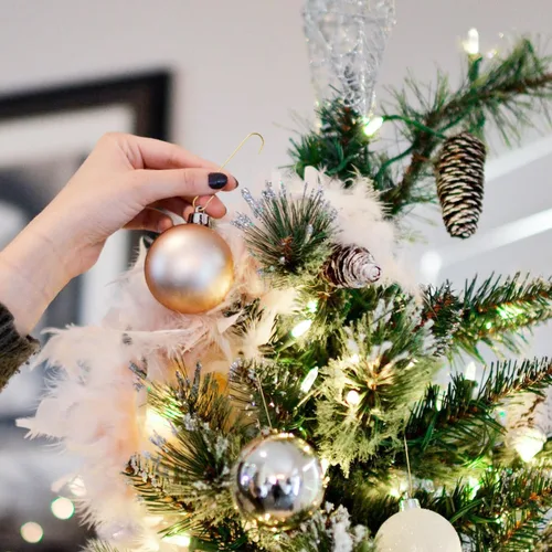 Miniatura 6 de SAVITA 200 ganchos para adornos de Navidad, 2.4 x 0.5 pulgadas, ganchos para adornos de árbol de Navidad en forma de C con caja de almacenamiento