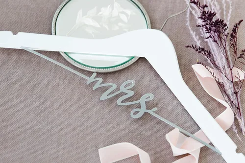 Miniatura 4 de Pearhead Colgador de vestido de novia de Mrs. - Elegante recuerdo de novia de madera con letras de alambre cursivo, accesorio de foto perfecto