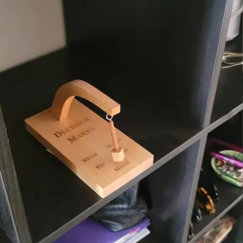 Miniatura 6 de MSUIINT Tomador de decisiones, balancea el péndulo estándar y encuentra la respuesta a tu pregunta, selector magnético oscilante creativo de madera