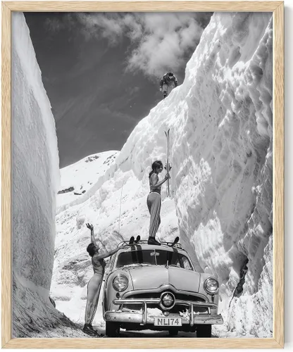 Miniatura 12 de Foto vintage del cañón de la nieve – Mujeres y coche clásico en escena de esquí 11 x 14 pulgadas sin marco – Arte de pared de esquí retro en blanco