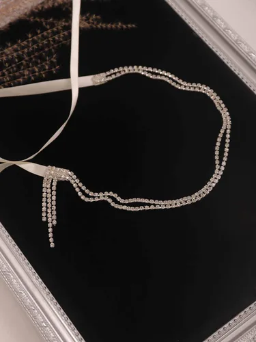 Miniatura 7 de Aimimier Diadema de plumas para novia de los años 20 con cadena de cabeza de cristal, borla de plumas blancas rugientes de los años 20, accesorios