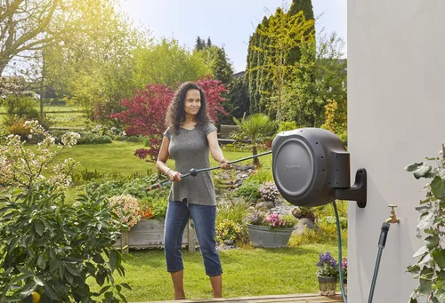Miniatura 6 de GARDENA 20502, Carrete retráctil para manguera de jardín de 75 pies x 1/2 pulgadas, montaje en pared, retracción automática y bloqueo de longitud