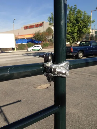 Miniatura 7 de 4 abrazaderas de ángulo recto galvanizadas forjadas en el Reino Unido, también conocidas como abrazaderas rígidas para quesos (4)