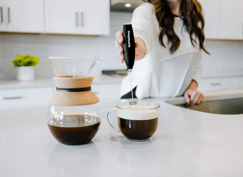 Miniatura 6 de Espumador eléctrico de manos - Mezclador de suplementos y preentrenamiento, espumador de leche para café, café con leche y bebidas proteicas (negro)