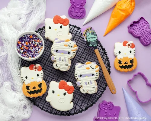 Miniatura 5 de Handstand Kitchen Hello Kitty - Juego de fiesta de galletas de Halloween con sellos de galletas, espátula y más - Jubilado