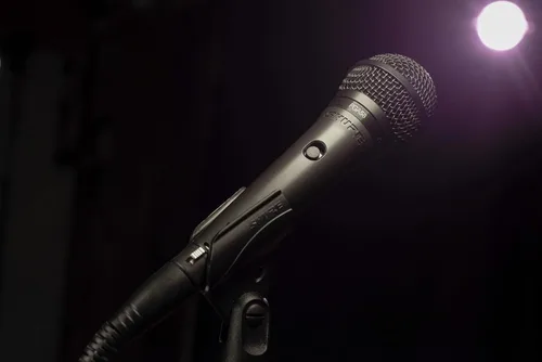 Miniatura 5 de Shure Kit de rendimiento escénico con micrófono de mano vocal dinámico cardioide PGA58, cable XLR y soporte de micrófono, para escenario o estudio