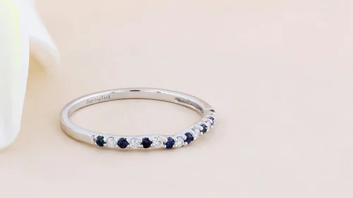 Miniatura 26 de Dazzlingrock Collection Alianza de boda redonda alternativa de zafiro azul y diamante blanco para mujer (0.10 qtw, color I-J, claridad I1-I3) en oro
