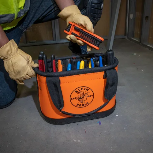 Miniatura 3 de Klein Tools 5144HBS Cubo de cuerpo duro, organizador ovalado para herramientas con funda para cuchillos y 14 otros bolsillos, naranja/negro