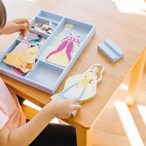 Miniatura 7 de Melissa & Doug Disney Belle - Juego de muñecas magnéticas de madera para disfrazarse (más de 30 piezas)
