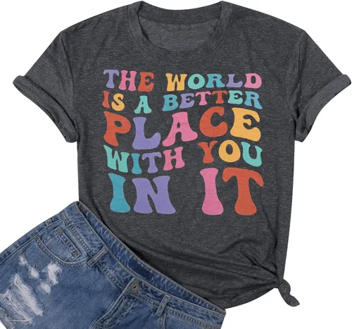 Camisetas con texto en inglés The World is A Better Place with You in It (El mundo es un lugar mejor contigo in it), camiseta inspiradora para