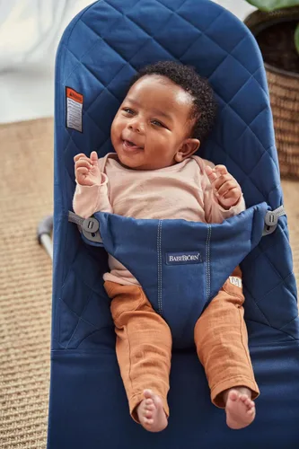 Miniatura 2 de BabyBjörn Bouncer Bliss, azul medianoche, tejido, edredón clásico Asiento gorila ajustable 2 en 1 para bebé y silla para niños pequeños