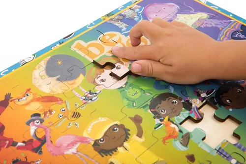 Miniatura 2 de Rompecabezas de bandeja de madera FSC de 48 piezas - Upbounders® Be You Rainbow Kicks & Zoo Animals Zapatillas coloridas, niños multiculturales