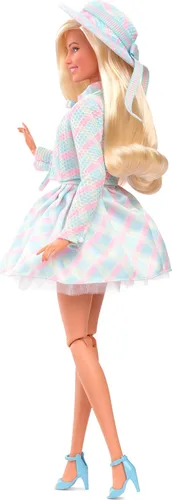 Miniatura 5 de Muñeca de película Barbie, Margot Robbie como, muñeca coleccionable con conjunto a cuadros azules a juego con sombrero y chaqueta a juego