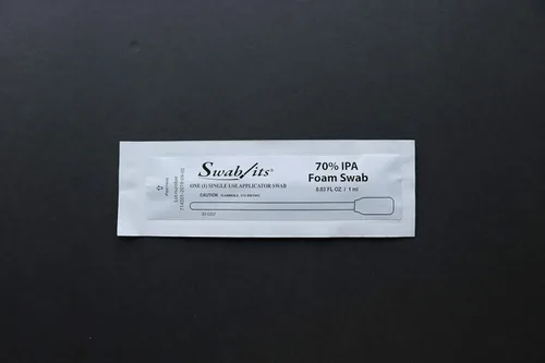 Miniatura 3 de Swab-its® Hisopos 70% IPA 5" Bolsa de cabeza rectangular grande de 25 hisopos: Hecho en los Estados Unidos