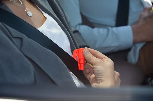 Miniatura 11 de resqme Llavero de emergencia compacto original, herramienta de escape de coche, cortador de cinturón de seguridad y rompevanas, fabricado en Estados