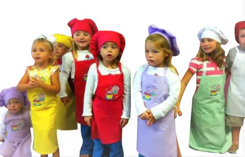 Miniatura 3 de CHEFSKIN Delantal verde lima para niños pequeños (se adapta a 3-8 años), ultraligero, cómodo y suave, colores vivos (3 delantales + sombrero gratis)