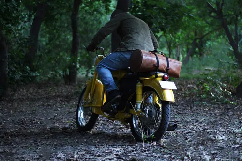 Miniatura 4 de Bolsa de lona para motocicleta de cuero genuino de grano completo resistente de inspiración militar Alforja Bolsa de fin de semana Con correas