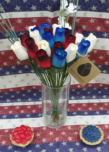 Miniatura 2 de Primitive Patriotic 2 Docenas Rojo con Puntas Negras, Blanco y Azul con Puntas Azul Oscuro Ramo