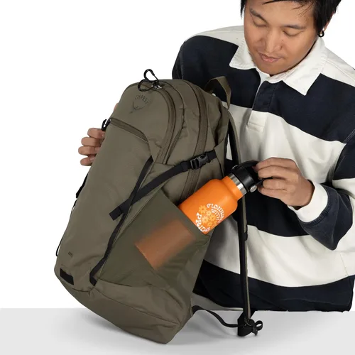 Miniatura 11 de Mochila para laptop Osprey Axis – Elegante mochila diaria con funda para laptop, bolsillos para botella de agua y correas de compresión