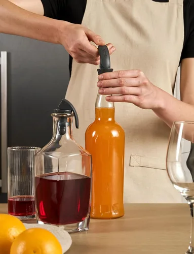 Miniatura 4 de Zyliss Juego de 2 tapones para botellas, selladores reutilizables a prueba de fugas para vino y bebidas con asas ergonómicas de paja de trigo, sello