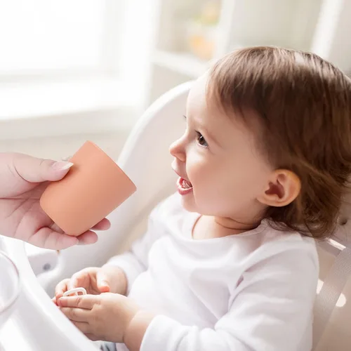 Miniatura 5 de Vaso de silicona para niños pequeños, paquete de 2 vasos de entrenamiento de silicona sin BPA para bebés de 6 meses o más, 4 onzas líquidas pequeñas