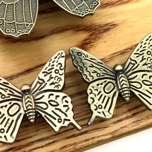 Miniatura 4 de 4 pomos de metal con forma de mariposa antigua para cajones (2 piezas de bronce y 2 bronce rojo)
