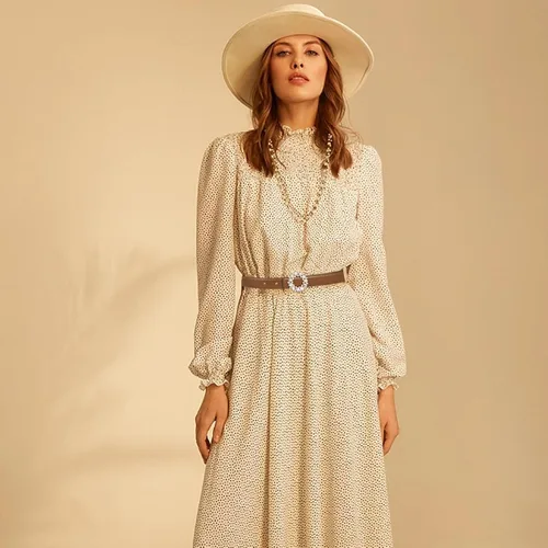 Miniatura 396 de Cinturón de cuero clásico con hebilla de metal para mujer con vestido de jeans