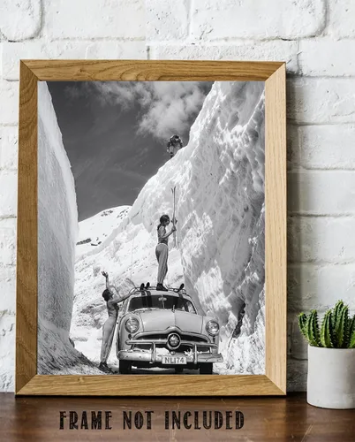 Miniatura 6 de Foto vintage del cañón de la nieve – Mujeres y coche clásico en escena de esquí 11 x 14 pulgadas sin marco – Arte de pared de esquí retro en blanco
