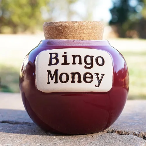 Miniatura 9 de Cottage Creek Tarro de dinero de bingo, alcancía de cerámica roja de 6 pulgadas para adultos, divertido tarro de monedas y accesorios de bingo
