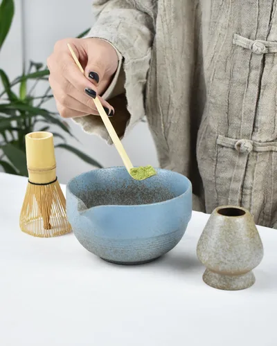 Miniatura 3 de Artcome Juego de té Matcha de alta calidad, cuenco de cerámica hecho a mano de 17 onzas con esmalte reactivo azul, batidor de bambú, cuchara