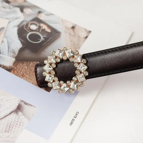 Miniatura 173 de Cinturón de cuero clásico con hebilla de metal para mujer con vestido de jeans