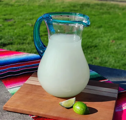 Miniatura 2 de Jarra mexicana de vidrio soplado a mano, borde y mango Aqua (84 oz)