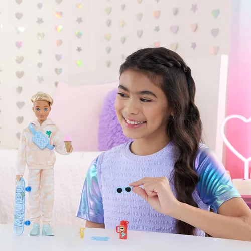 Miniatura 2 de Muñeca Barbie Dream Besties y Accesorios, Muñeca Ken Posable de Moda con Ropa Removible y Cabello Rubio, 9 Piezas Temáticas de Verano y Patinaje