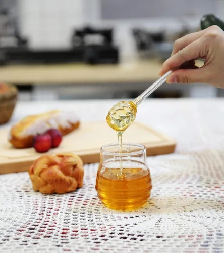 Miniatura 4 de Mkono Dispensador de Miel de Vidrio Frasco de Miel con Cucharón y Tapa Recipiente de Miel para Cocina del Hogar Almacenamiento de Miel y Jarabe, 9