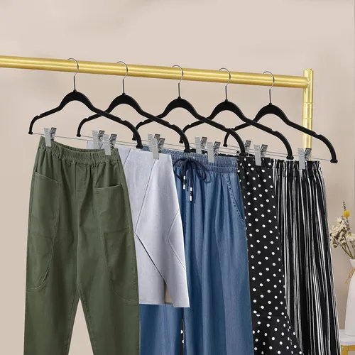 Miniatura 6 de Paquete de 80 perchas de plástico de calidad negra no aterciopeladas, no flocadas, compactas con clips de metal para faldas, pantalones, blusas