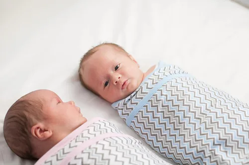 Miniatura 2 de Miracle Blanket Manta esencial para recién nacido, saco de dormir suave ideal para recién nacidos y bebés (estrellas grises)