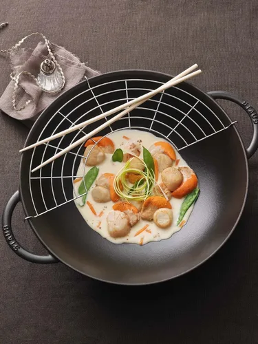 Miniatura 2 de STAUB Wok de hierro fundido de 6 cuartos - Negro mate