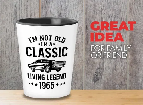 Vaso de chupito para cumpleaños número 58, 1.5 onzas, leyenda de Livlng 1965, nacido en 1965, regalos de autos clásicos de la vieja escuela,