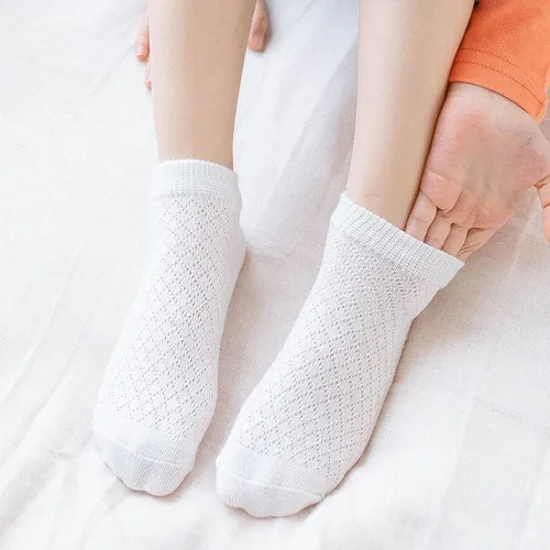 Miniatura 7 de Looching Paquete de 5 calcetines delgados de malla para bebés, niñas y niños, de algodón, color blanco, calcetines de tobillo invisibles 1-8T
