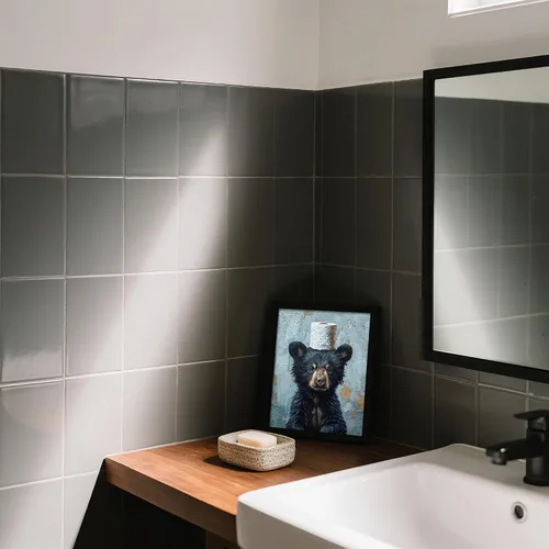 Miniatura 5 de Arte de pared de lienzo enmarcado para baño con oso negro tierno, decoración divertida para baño con animales, adorable oso con papel higiénico